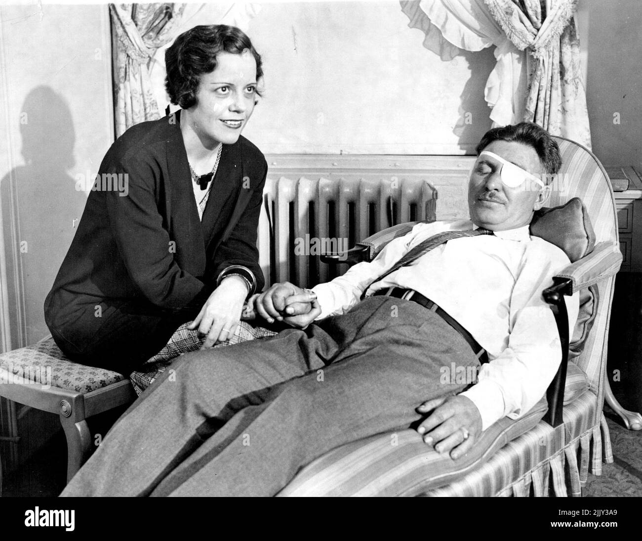 Seine Frau war bald an seiner Seite, nachdem Wiley Post ankam. Fast erschöpft in seinem New Yorker Hotel nach seiner Rekordrunde – dem ***** . 11. September 1933. Stockfoto