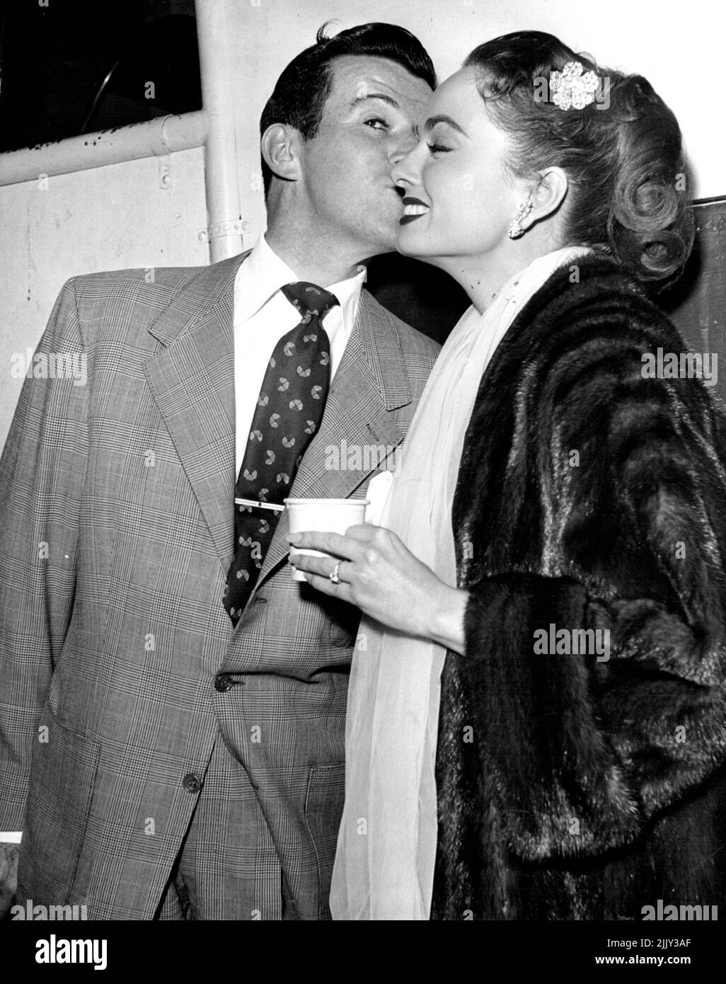 Ein brüderlicher Kuss für Ann Blyth vom Sänger Dennis Day. Ann heiratet im Juni den Bruder von Dennis, Dr. Jim McNulty. 24. April 1953. Stockfoto