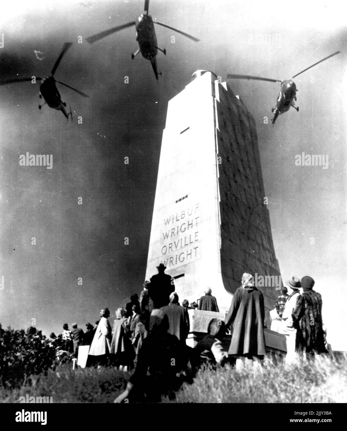 Feiert den Wrights-Flug -- drei US-Armeehubschrauber schweben heute hier über dem Denkmal auf dem Kill Devil Hill zur Feier des ersten erfolgreichen Flugs von Orville und Wilbur Wright im Jahr 49. im Jahr 1903. 05. Januar 1953. (Foto von AP Wirephoto). Stockfoto