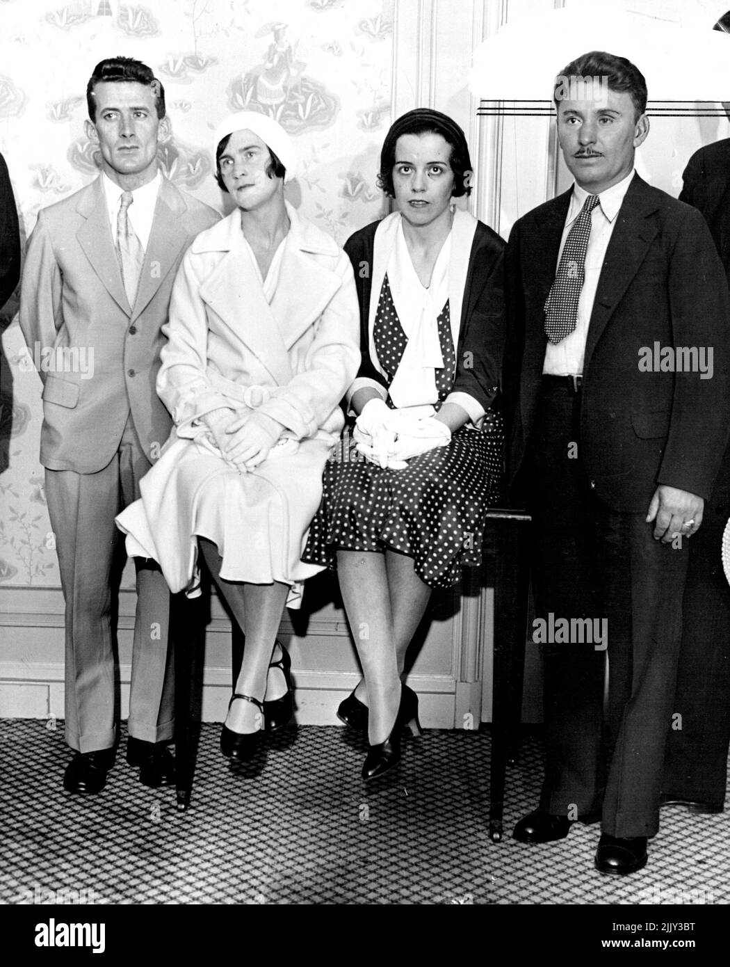 Wiley Post (rechts) und Harold Gatty (links) Daringround-the-world Flieger, abgebildet mit ihren Frauen Mrs. Gatty (2. von links) und Mrs. Post im Hotel Ritz-Carlton heute Morgen, 2.. Juli, kurz bevor die Stadt ihren offiziellen Empfang für die Umrundung der Welt ausgab. Mrs. Gatty kam heute Morgen aus Pittsburgh an, nach einem Flug aus Los Angeles. Frau Post war gestern, am 2.. Juli, Zeuge der Ankunft des Flugzeugs „Winnie Mae“ auf dem Roosevelt Field. 24. Juli 1933. (Foto von International Newsreel Photo). Stockfoto