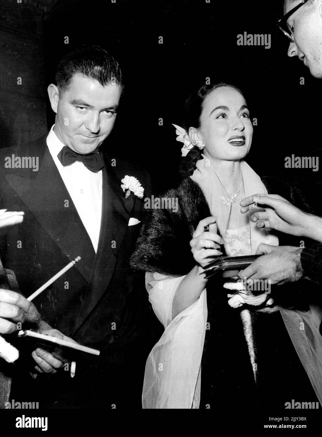 Ann Blyth besucht eine Premiere mit dem neuen Verlobten Dr. James McNulty. Ann Blyth und ihr Mann Dr. James McNulty, Geburtshelferin von Los Angeles und Bruder von Dennis Day, dem bekannten Sänger, bei einer Hollywood-Premiere. 19. Juli 1953. Stockfoto
