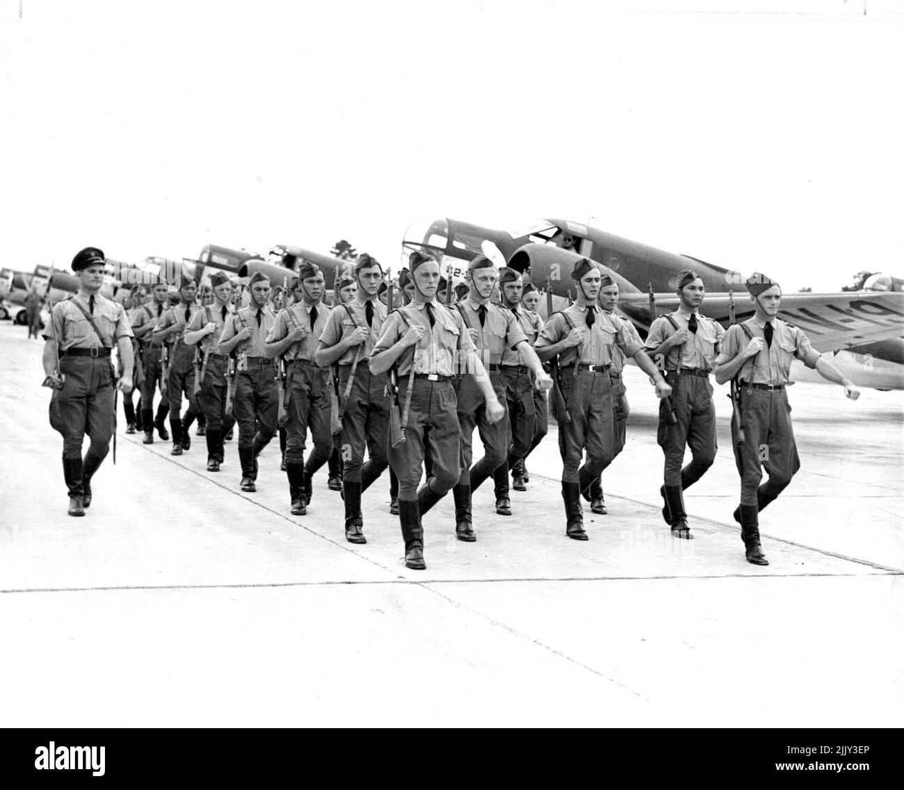 Holländische Studenten-Piloten marschieren -- Eine Gruppe holländischer Studenten-Piloten, die in Jackson, Missouri, eine Grund- und Weiterbildung erhalten, wird gezeigt, wie sie an einer Gruppe von Flugzeugen vorbeimarschieren, die in ihrem Unterricht verwendet wurden. Die jungen Piloten werden im Rahmen eines Programms ausgebildet, das von den Überresten der niederländisch-ostindischen Luftwaffe in Abstimmung mit der US-Armee-Luftwaffe ausgearbeitet wurde. 16. Juni 1942. (Foto von Associated Press Photo). Stockfoto