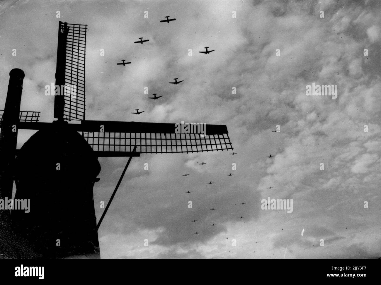 Unterstützung auf dem Weg zu Luftlandetruppen in Holland - alliierte Flugzeuge und Segelflugzeuge über einer Windmühle in Velkenswaad, südlich von Eindhoven, Holland. Auf dem Weg zur Unterstützung der Truppen der Luftarmee. 28. September 1944. (Foto von British Official Photograph). Stockfoto