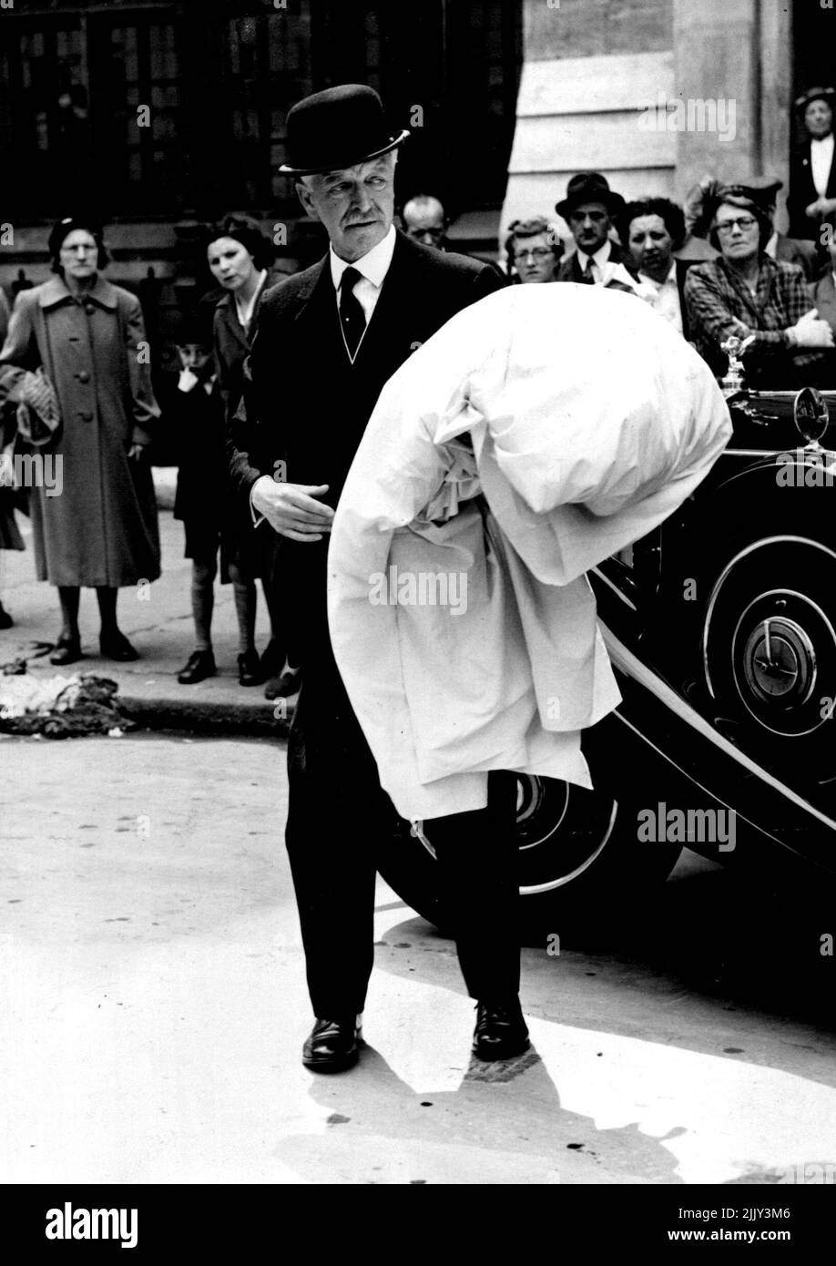 Die heutige Krönungsprobe. Sir Arthur Penn, ein ***** Abtei heute, trägt seine Roben in einem weißen ***** . Eine weitere Probe verschiedener Teile des ***** Die Zeremonie fand heute in Westminster Arthur Penn statt. 21. Mai 1953. (Foto von Fox Photos). Stockfoto