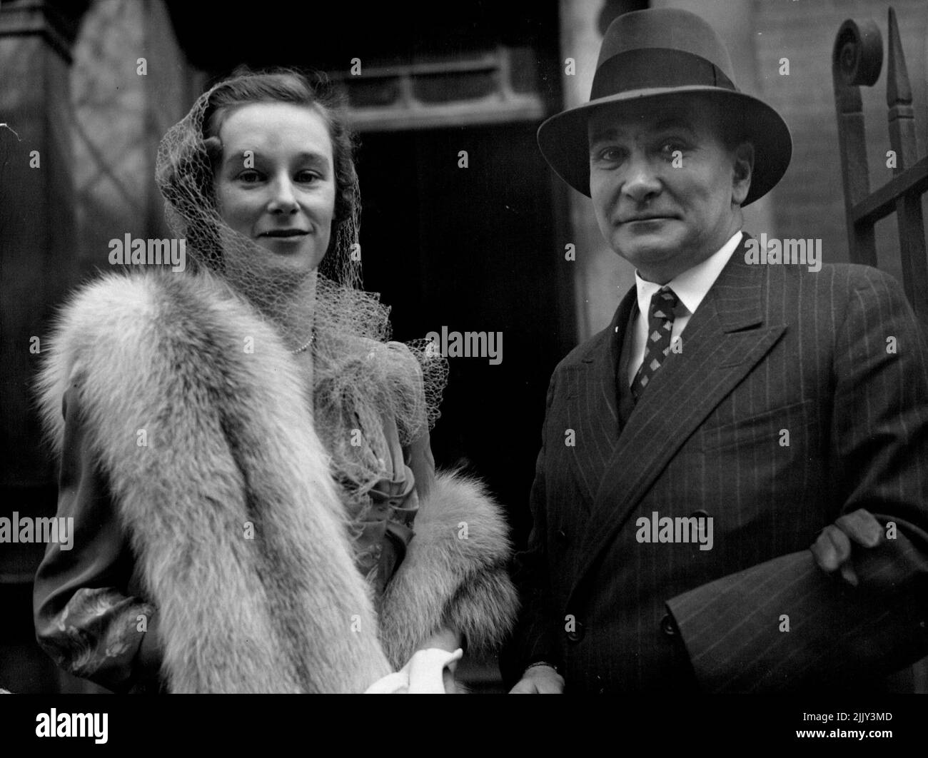 1948 heiratete Popski eine ehemalige ATS-Offizierin, Pamela Firth, die er in Wien kennengelernt hatte. Colonel Popski heiratete LT. Colonel Vladimir Peniakoff 51 besser bekannt als Popski von „Private Army Fame“ wird mit seiner Braut, die früher Miss Pamela Firth von Halstead Essex war, gesehen, und verlässt das Chelsea Standesamt London nach ihrer Hochzeit heute Morgen, den 2. 1948. April. 2. April 1948. (Foto von Associated Press Ltd.) Stockfoto