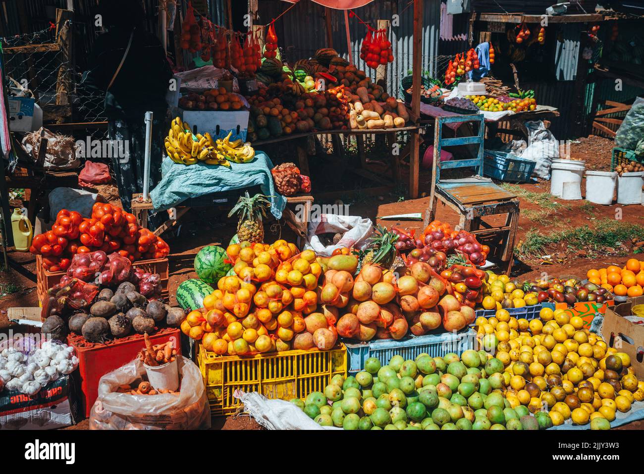 Obst- und Gemüsemarkt in Afrika. Bunte, gesunde Zutaten vom Bauernhof oder aus der Natur auf dem lokalen Markt in Kenia. Bananen, Mangos, Früchte Stockfoto