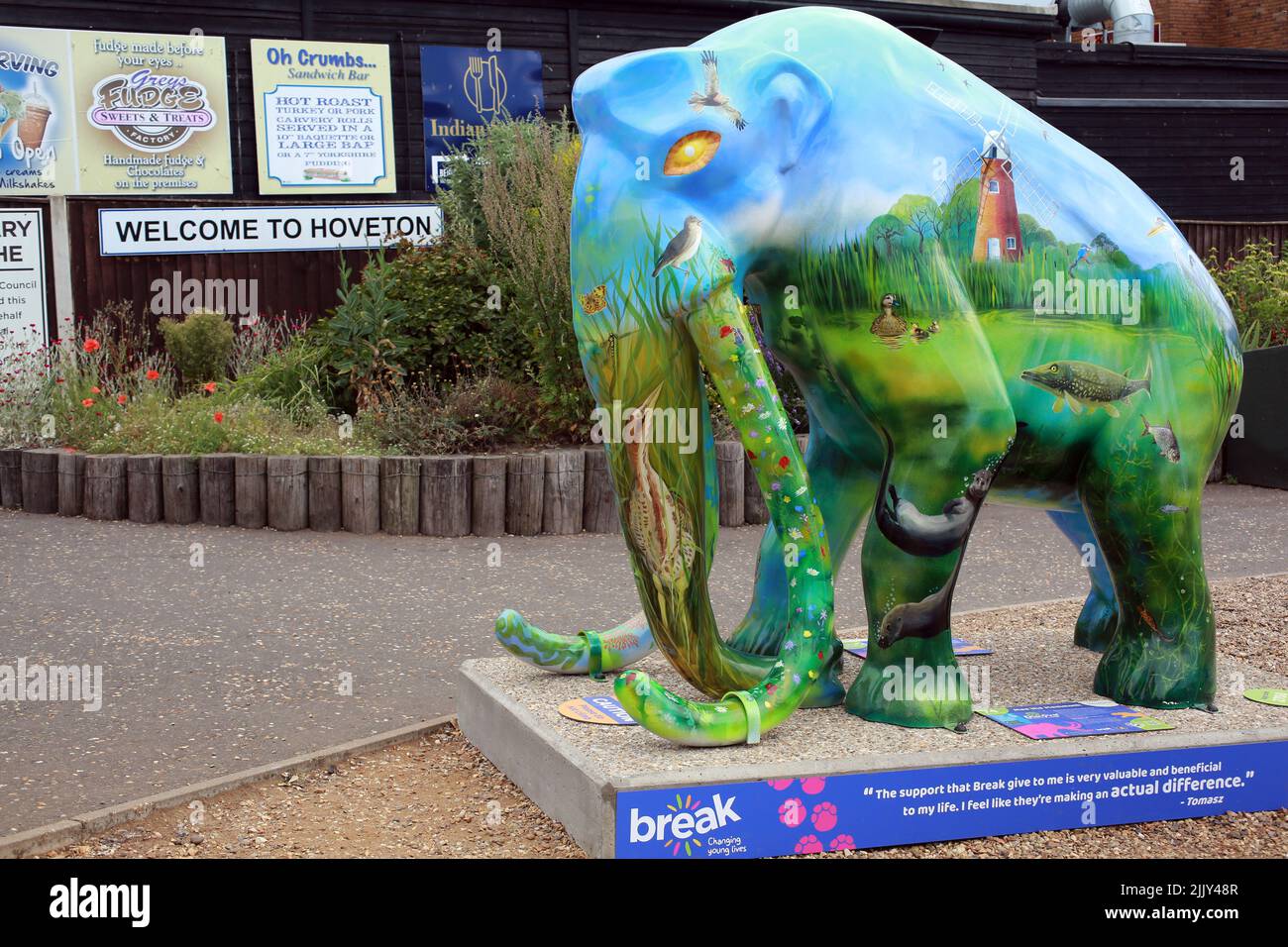 Gemalte Skulptur eines Mammuts im Innenhof von Wroxham Barns, Norfolk, Großbritannien Stockfoto