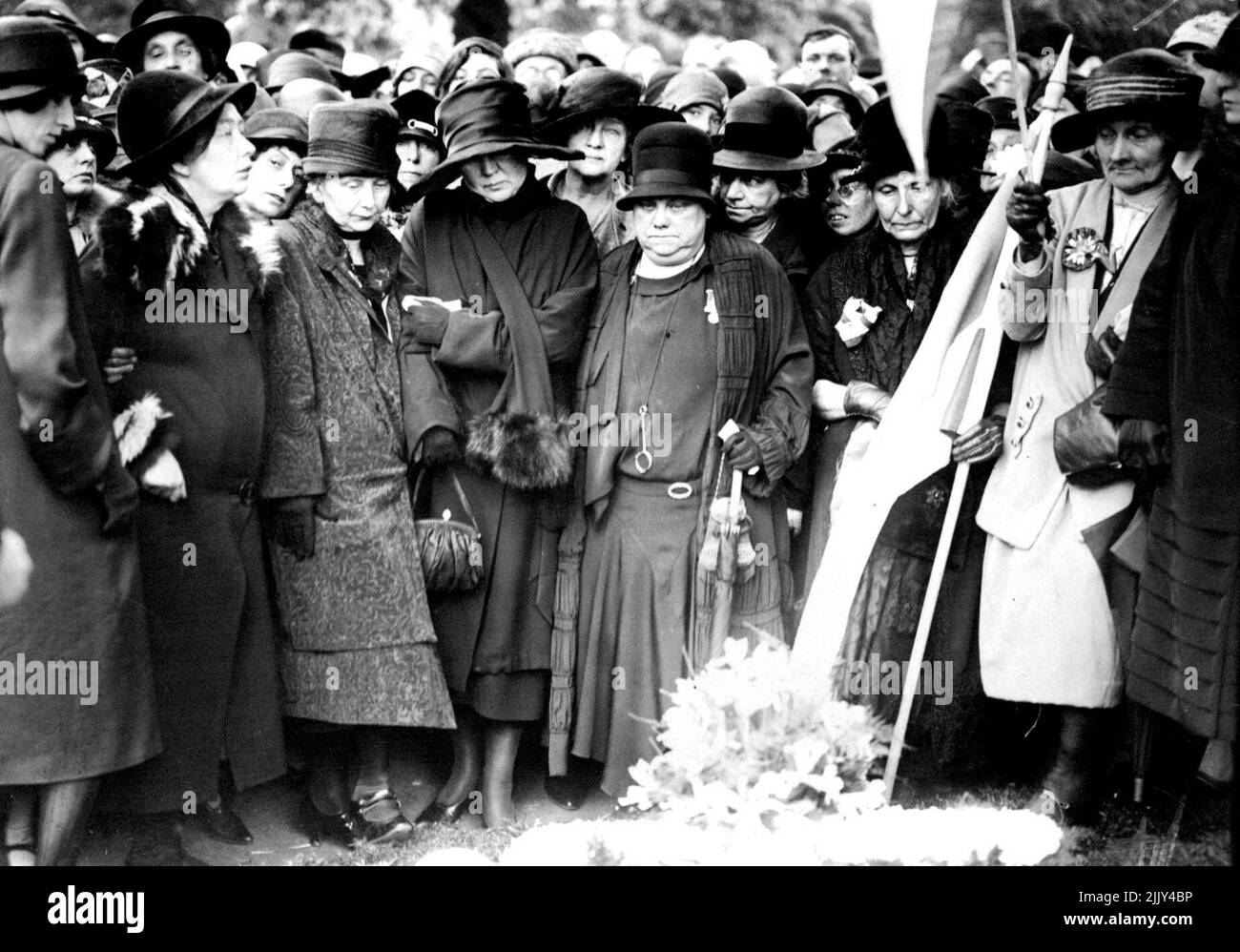 Beerdigung Von Frau Pankhurst. Frau Christabel Oankhurst, Frau Lrummond und andere prominente Surfragisten am Grab. Der Trauerdienst von Frau pankhurst fand in der St. John's Church, Westminster, statt. Frauen, die an der militanten Bewegung teilnahmen, folgten der Straße zum brompton Friedhof. Neun ex-militante Suffragetten, die alle inhaftiert wurden, fungierten als Pfallträger. 01. Juli 1928. (Foto von Central News). Stockfoto