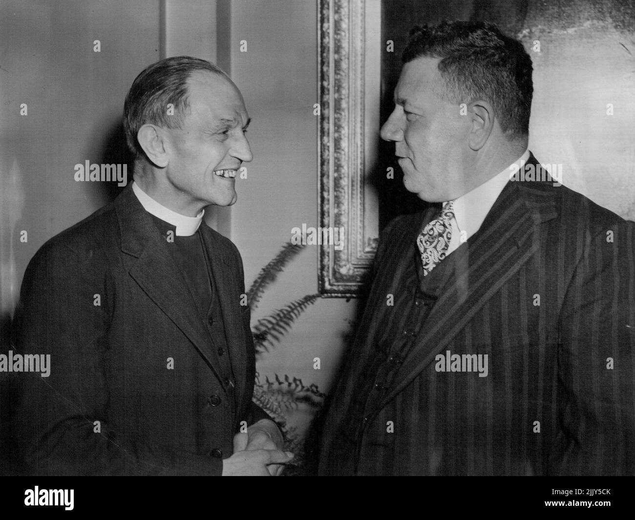 Etwa 100 weitere kirchliche Würdenträger. Pastor Martin Niemoller, deutscher Kirchenführer, der Hitler trotzte und acht Jahre in Konzentrationslagern verbrachte, macht jetzt eine 10-wöchige Vortragsreise durch Australien und Neuseeland. Sein Treffen zieht bis zu 10.000 Menschenmengen an. Tausende weitere hören sich seine Sendungen an. Pastor Niemoller wird während der Tour, die von den interkonfessionellen Open Air-Aktivisten und dem Kirchenrat gesponsert wird, etwa 80 Treffen ansprechen. Pastor und Niemoller erreichten Sydney am 24. August per Flugzeug. 11. Juli 1951. (Foto von Jack Band, offizielles australisches Bild). Stockfoto