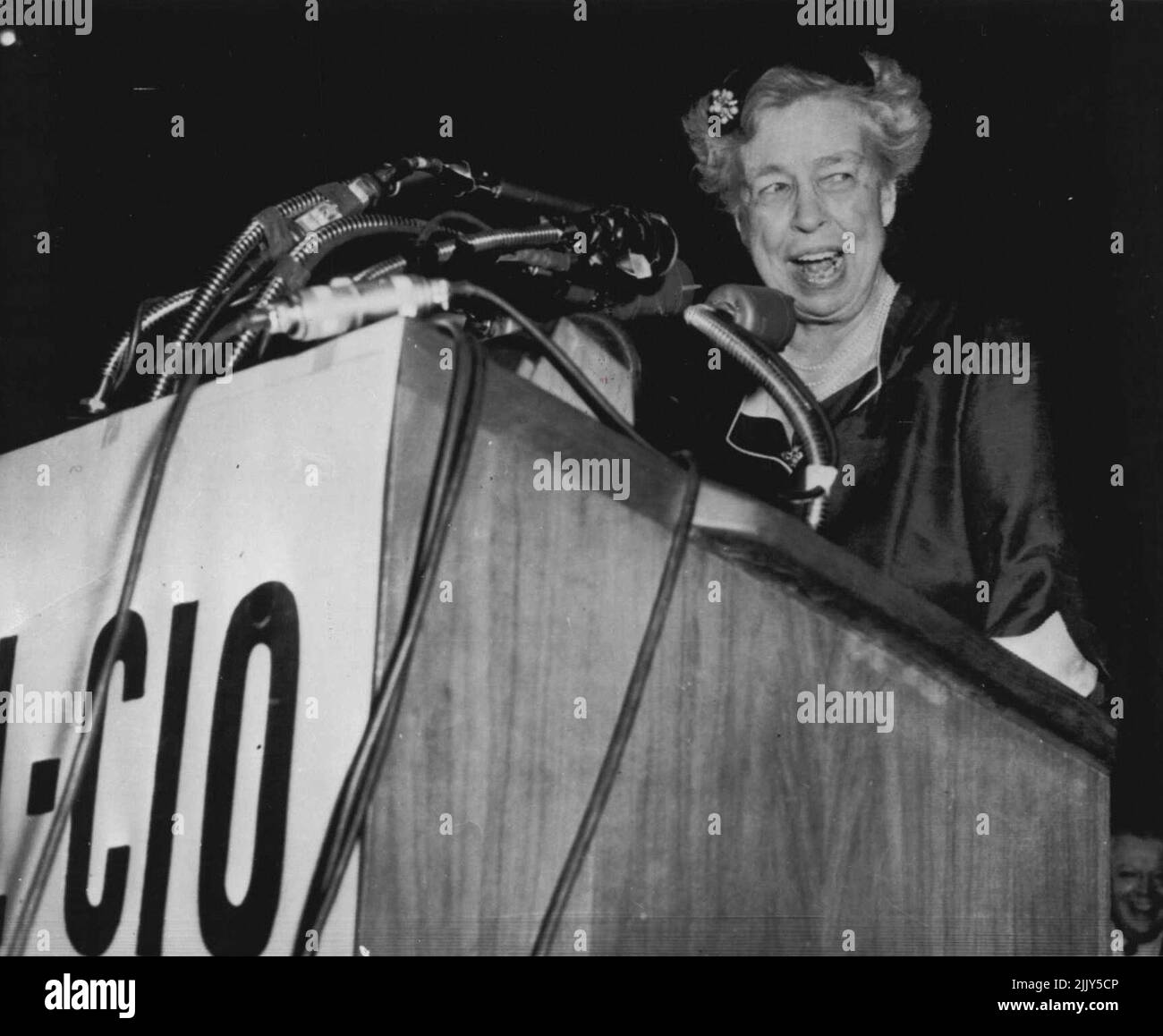 Ansprachen zum Arbeitsübereinkommen – Frau Eleanor Roosevelt spricht heute im Regiment Armory von 71. an Delegierte der fusionierten AFL-CIO-Gewerkschaften. Sie sagte den Delegierten, dass „sobald Sie seine neue Macht haben, werden Sie als Bürger größere Verantwortung übernehmen“. 8. Dezember 1955. (Foto von AP Wirephoto). Stockfoto