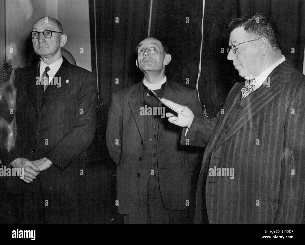 Tour durch Australien und Neuseeland. Pastor Martin Niemoller, deutscher Kirchenführer, der Hitler trotzte und acht Jahre in Konzentrationslagern verbrachte, macht jetzt eine 10-wöchige Vortragsreise durch Australien und Neuseeland. Sein Treffen zieht bis zu 10.000 Menschenmengen an. Tausende weitere hören sich seine Sendungen an. Pastor Niemoller wird während der Tour, die von den interkonfessionellen Open Air-Aktivisten und dem Kirchenrat gesponsert wird, etwa 80 Treffen ansprechen. Pastor und Frau Niemoller erreichten Sydney am 24. August per Flugzeug. 11. Juli 1951. (Foto von Jack Band, offizielles australisches Bild). Stockfoto