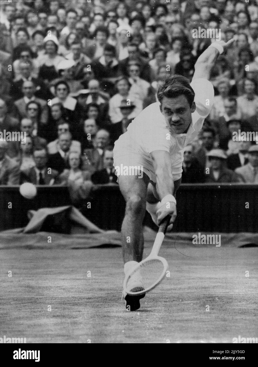 Nielsen Swoops -- wie ein Falke ist Kurt Nielsen aus Dänemark heute (Mittwoch) im Halbfinale der Herren-Singles bei den Lawn Tennis Championships in Wimbledon, London, während seines Centre Court-Kampfes gegen den Australier Ken Rosswall am Ball. 29. Juni 1955. (Foto von Reuterphoto). Stockfoto