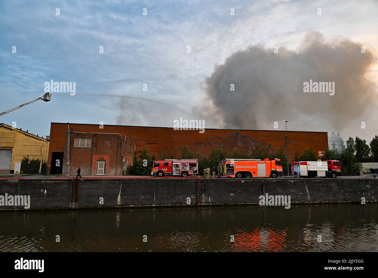 Roeselare, Belgien. 28.. Juli 2022. Feuerwehrleute, die am Donnerstag, dem 28. Juli 2022, am Ort eines Brandes bei der Abfallwirtschaftsfirma Sidegro in Roeselare abgebildet wurden. BELGA FOTO DAVID CATRY Kredit: Belga Nachrichtenagentur/Alamy Live News Stockfoto