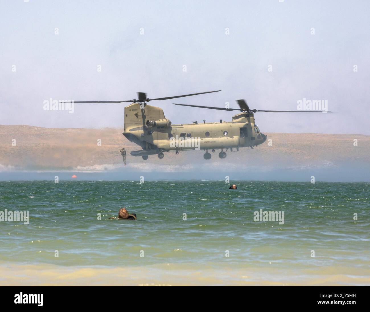 Ein CH-47 Chinook, der der 4. Combat Aviation Brigade, 4. Infantry Division, zugewiesen wurde, fliegt während des Team Leader Training Events am 20. Juli 2022 in Guernsey, Wyoming, über das Greyrocks Reservoir. Soldaten im Hubschrauber sprangen dann aus, wenn sie den Abgabebereich erreichten. (USA Foto der Armee von Staff Sgt. Matthew Lumagui) Stockfoto