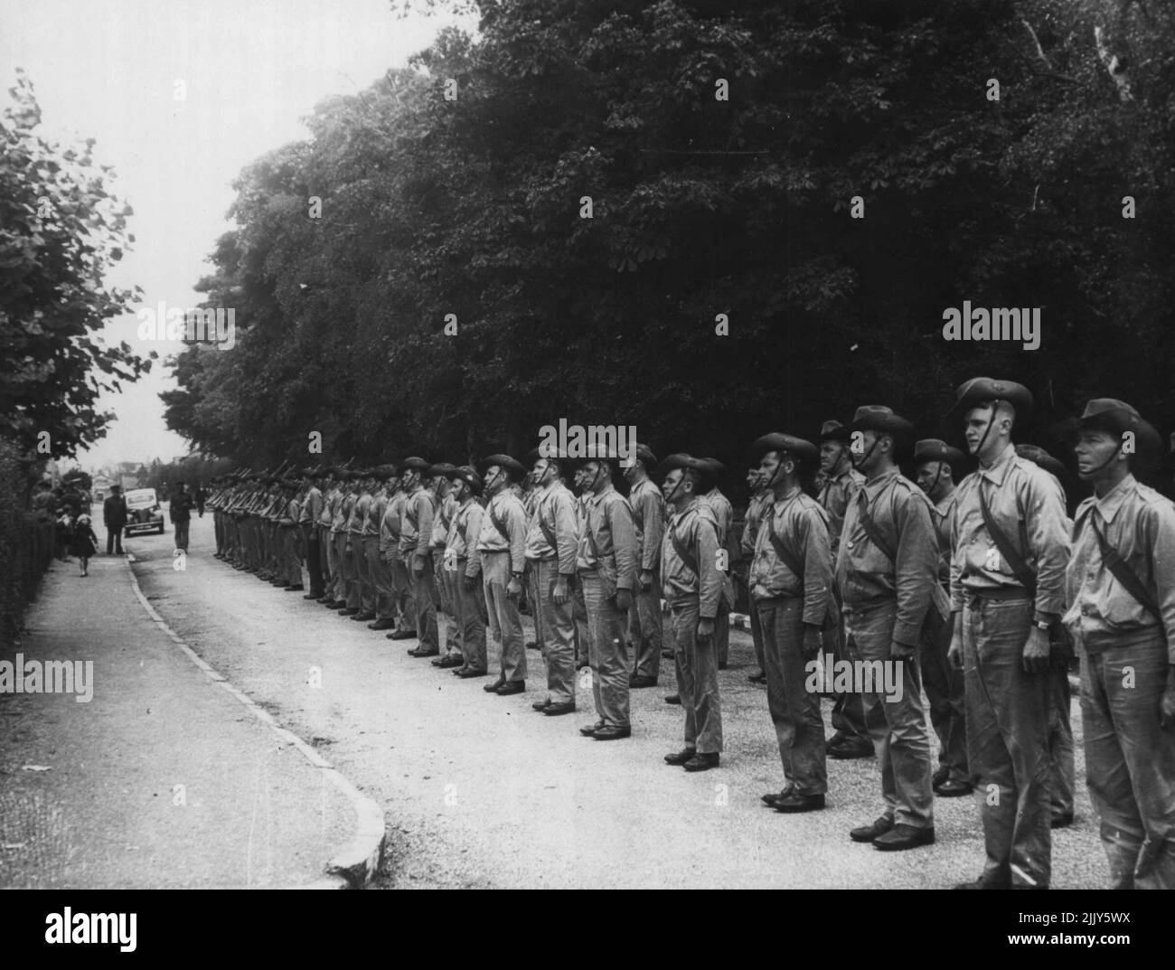 Besuch einer Forst- und Eisenbahnbaueinheit der Australischen Imperialen Streitkräfte im Süden Englands. A.I.F. Parade in einer englischen Stadt. 23. Oktober 1940. Stockfoto