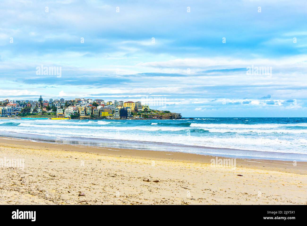 Wunderschöner Bondi Beach mit farbenfrohen Häusern an der Pazifikküste von Sydney, Australien. Der ikonische Strand ist einer der meistbesuchten Touristen Stockfoto