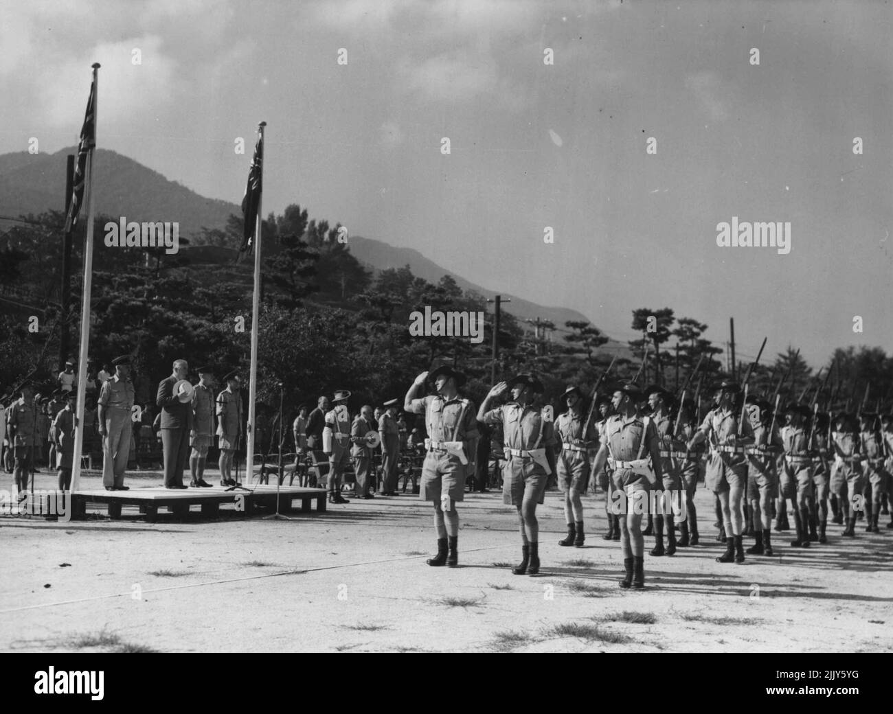 Der australische Prim Minister, der Hon. R.G. Menzies inspizierte heute Truppen der britischen Commonwealth-Besatzungsmacht bei einer Parade im Anzac Park, Pure, Japan. Männer des BCOF-Hauptquartiers führen die Truppen an der saluierenden Basis vorbei. Mehr als eintausend Männer gingen in Überprüfung. 16. August 1950. (Foto von Australian Public Relations Photo). Stockfoto