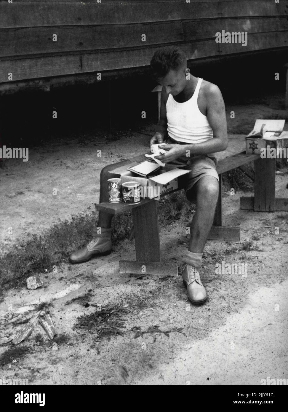 Kriegsgefangene, die aus dem Changi Gefangenenlager entlassen wurden, wurden vom australischen Krankenhausschiff Manunda, dem ersten australischen Schiff, das nach der Kapitulation des Japaners in Singapur eintraf, aus Singapur evakuiert. Gezeigt, eine Gruppe von 8 Division. 15. September 1945. (Foto vom Australian war Memorial Canberra). Stockfoto