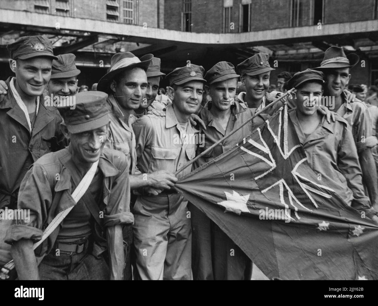Freigelassene Kriegsgefangene kommen am Bahnhof Yokohama (von links nach rechts) an, Pte. George Carroll aus Towyong, Victoria, Pte. Jim Kay aus Bega N.S.W. Cpl. Frank Lawrence von Nowra N.S.W, Pte. Jack White von Jerilderie N.S.W. Pte. Doug Mayers of South Melbourne, Pte. Harold Ramsey of Clayton Melbourne, Pte John Dwyer von South Brisbane, Pte. Walter Williams von Northbridge Sydney, Pte. Bill Mayne von Richmond Melbourne und Fahrer Arthur Hunt von Dorrigo. 4. September 1945. (Foto von Australian Official Photo). Stockfoto