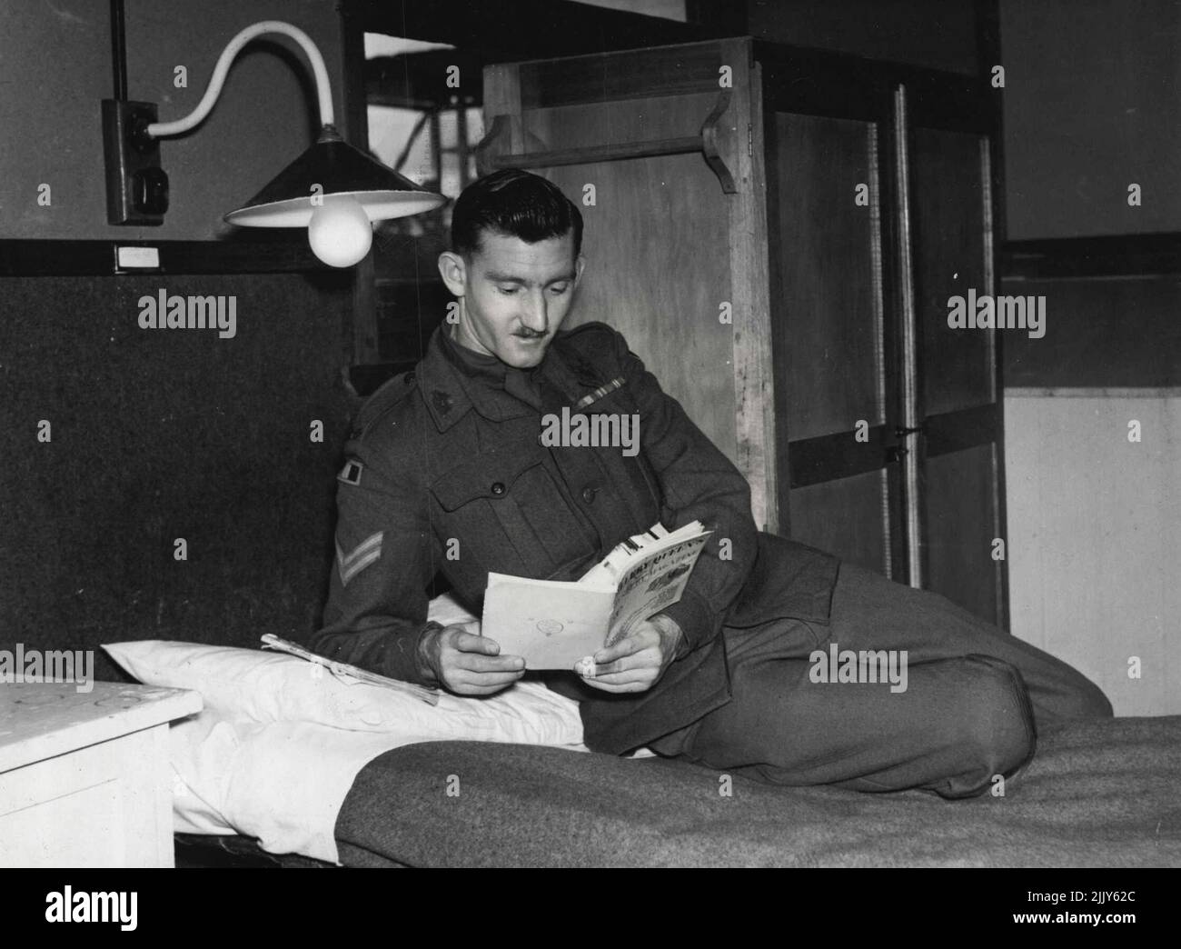 Cpl. Peter Stacey, sechs Jahre in der Armee, findet ***** Kopflampe, Bettwäsche, Kleiderschrank, eine angenehme Abwechslung. 17. Januar 1949. Stockfoto