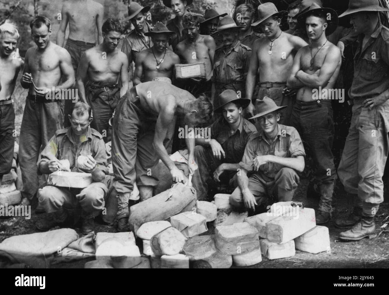 Australische Truppen versammeln sich um ***** Weihnachtspakete werden in einem ***** sortiert Feldpostamt im Ramu Valley. 3. Januar 1944. Stockfoto