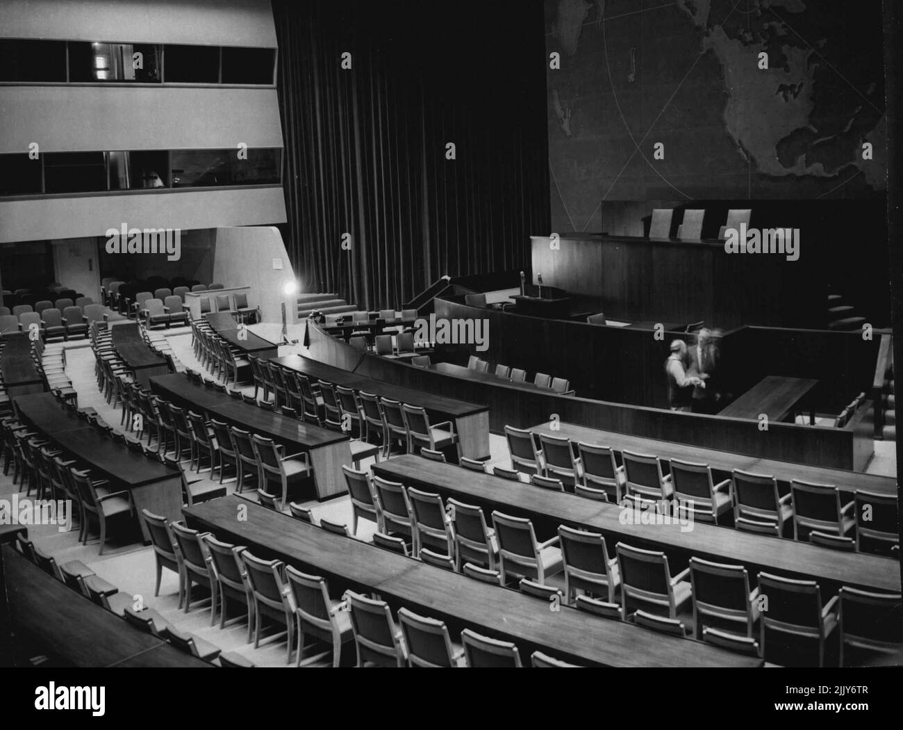 Die Versammlung wird am 23. Oktober im Auditorium der Generalversammlung zusammenkommen, von dem ein Teil oben gezeigt wird, um für die Aufrechterhaltung des Friedens zu arbeiten. Das Auditorium befindet sich in dem Gebäude, das die Stadt New York als Hauptquartier für die Weltausstellung 1939-40 in Flushing, Die Delegierten von New York werden vor dem Platz sitzen, an dem der Generalsekretär der Vereinten Nationen Trygve Lie und der Präsident der Generalversammlung Paul Henri Spaak mit anderen UN-Beamten sitzen werden. Die Kabinen an der Seite (links) werden von Kameraleuten und Radiosendern genutzt. 20. Oktober 1946. (Foto von Associated Press Photo). Stockfoto