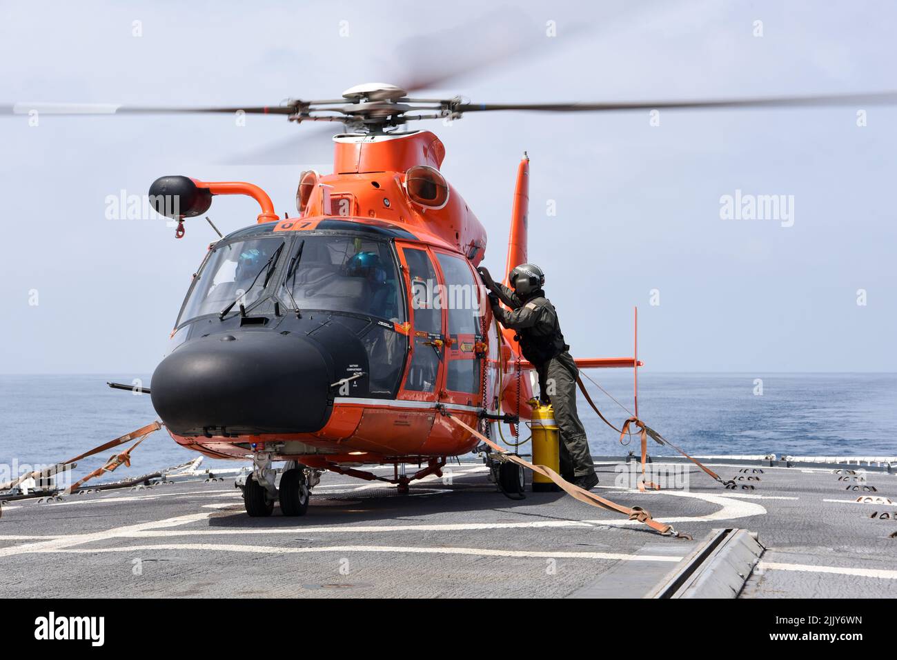 US Coast Guard Petty Officer 1. Klasse Josh Trommer, Aviation Maintenance Technician beauftragt, Coast Guard Air Station Houston, führt eine Motorspülung durch, nachdem er an Bord des berühmten Mittelausdauerschneiders USCGC Mohawk (WMEC 913) im Atlantik, 15. Juli 2022, gelandet ist. USCGC Mohawk ist im Einsatzgebiet der US Naval Forces Africa im Einsatz und wird von der Sechsten Flotte der USA eingesetzt, um die Interessen der USA, der Alliierten und der Partner zu verteidigen. (USA Foto der Küstenwache von Petty Officer, Klasse 3., Jessica Fontenette) Stockfoto