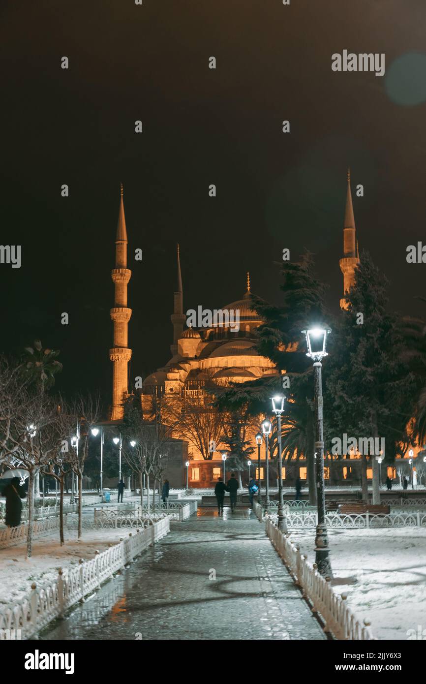 Blaue Moschee oder Sultanahmet Moschee in der Nacht im Winter. Istanbul Türkei - 1.23.2022 Stockfoto