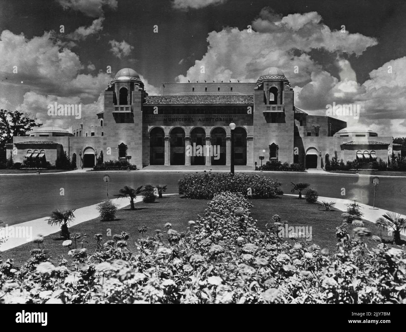 Und die größte Konzentration von militärischen Einheiten in der neuen Welt. Wir haben die alten spanischen Missionen, den Gouverneurspalast und den historischen Alamo. Es stimmt, dass Gott mehr für unsere Stadt getan hat, als wir verdienen, aber wir versuchen jetzt, mehr für uns selbst zu tun. Wir räumen auf und richten uns auf. Meine Vorstellung von einer Stadt ist ein Ort, der modern und rationalisiert ist; wo Unternehmen Geld verdienen können und die Menschen angemessene Löhne und Arbeitsbedingungen bekommen können; wo alles, was schön und historisch ist, erhalten bleibt. Das ist die Art von Stadt, die wir aus San Antonio machen wollen. 7. November 1939. Stockfoto