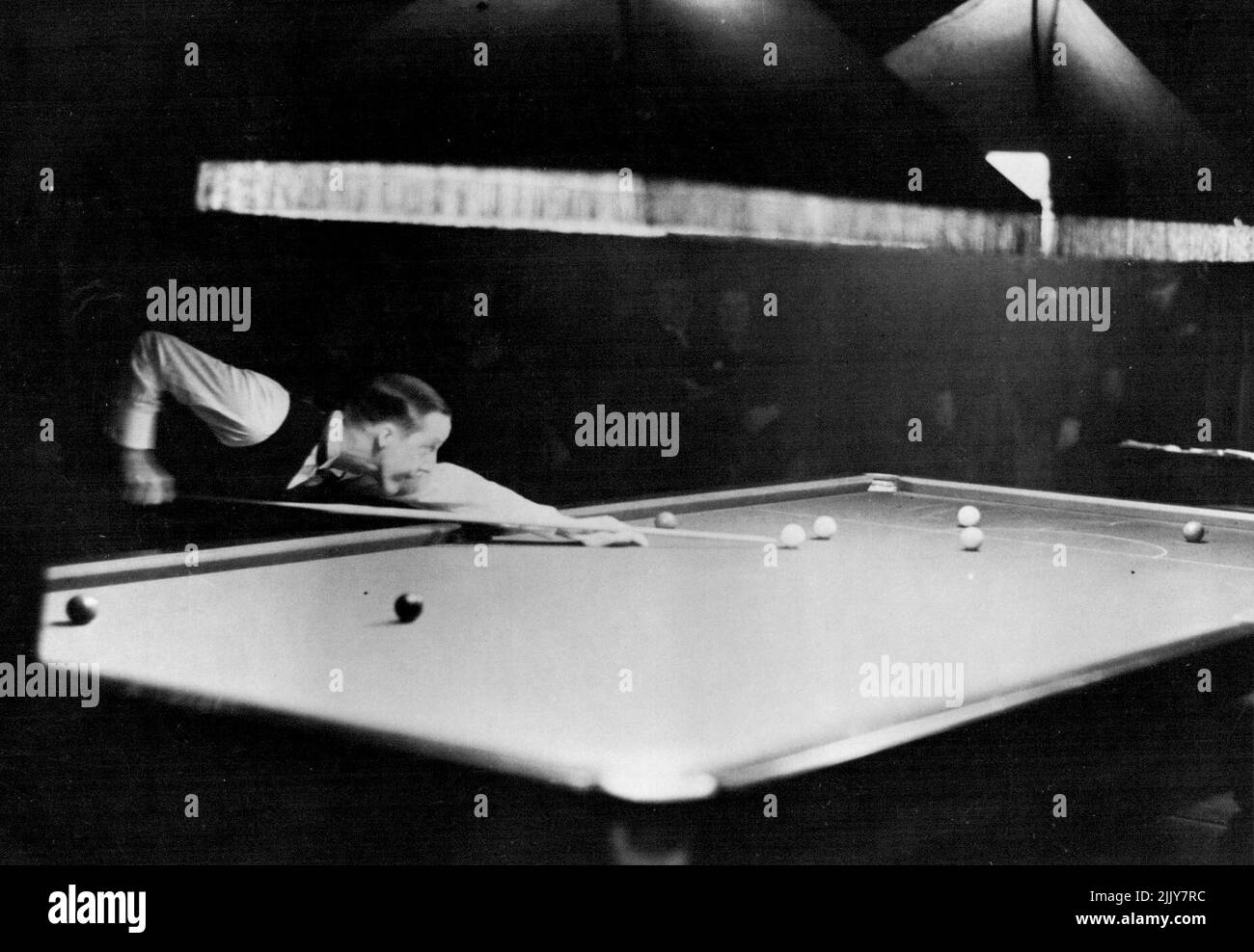 Snookerweltmeisterschaft: Joe Davis gegen Tom Newman auf dem Thurston Leicester Square? London. Tom Newman spielt heute Nachmittag gegen Joe Davis. 30. März 1936. (Foto von Topical Press). Stockfoto