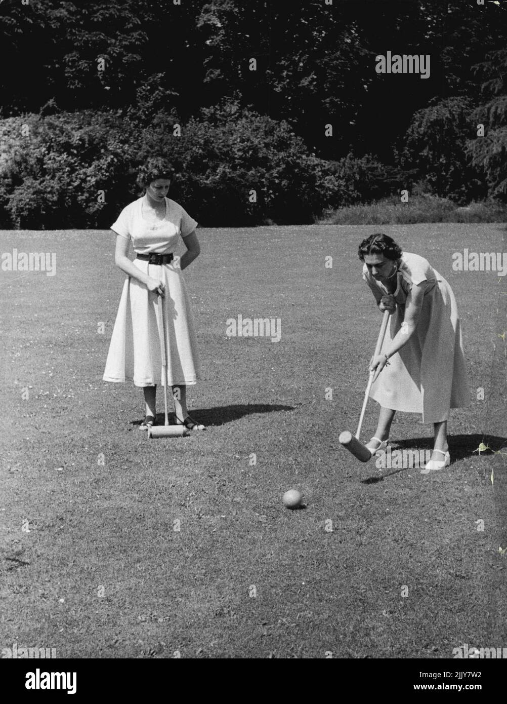 Die Herzogin von Kent und ihre Tochter. Prinzessin Alexandra. Die Herzogin von Kent und Prinzessin Alexandra bei einem Krocketspiel im Boden ihres wunderschönen Landhauses im Dorf Iver, Bucks. 7. September 1954. (Foto von Michael McKeown). Stockfoto