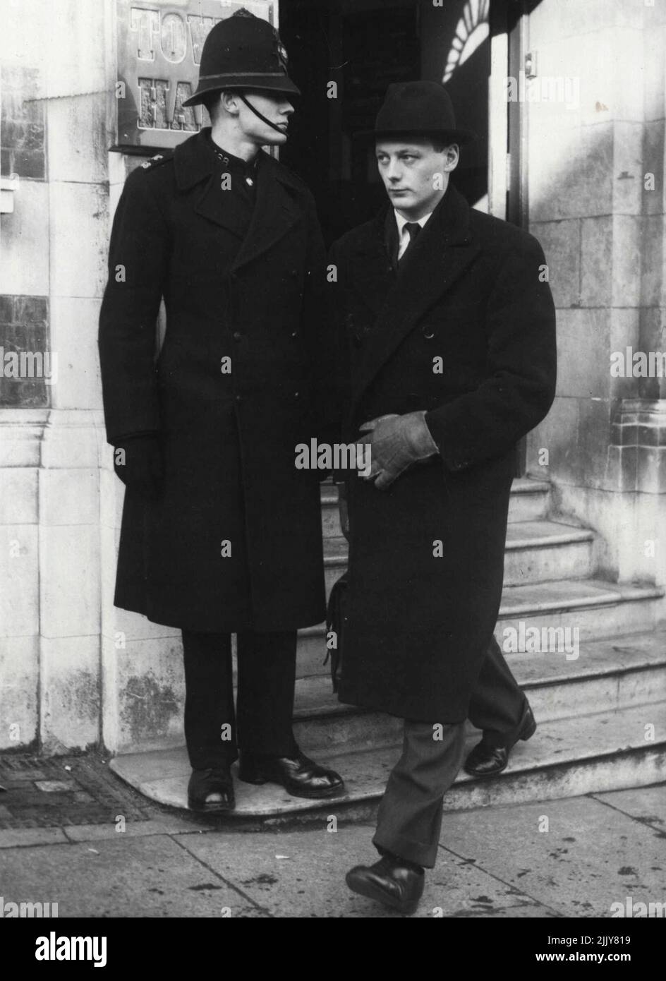 Lord Montagu von Beaulieu, 27, verlässt ***** Im Rathaus hier nach ihm ***** Prozess wegen des Versuchs ***** Gegen Männer. 1. Januar 1954. Stockfoto