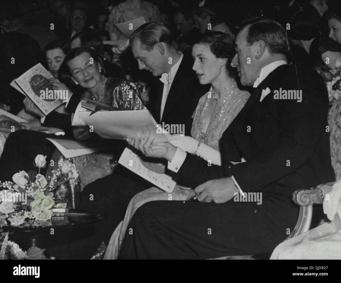 Prinzessin Margaret besuchte die Welt ***** Von „Captain Horatio Hornblower, RN,“ bei einem Londoner West End Entertainment und Prominenten gestern Abend, 12. April. Auf dem Bildschirm, als Hornblower, war Gregory Peck. 26. April 1951. (Foto von Associated Press Photo). Stockfoto