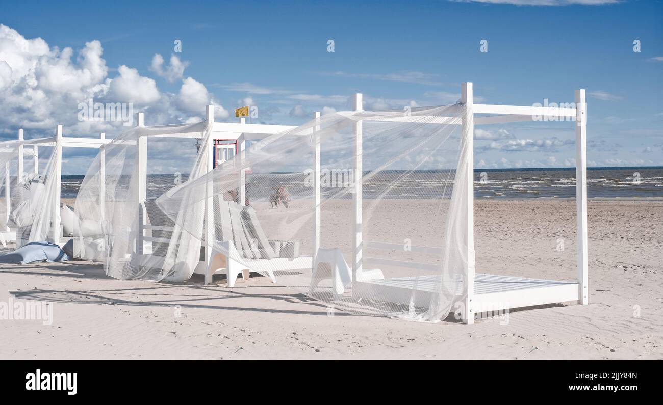 Strandbungalows am Meer an einem klaren, sonnigen, windigen Tag. Urlaub und Tourismus Konzept Stockfoto