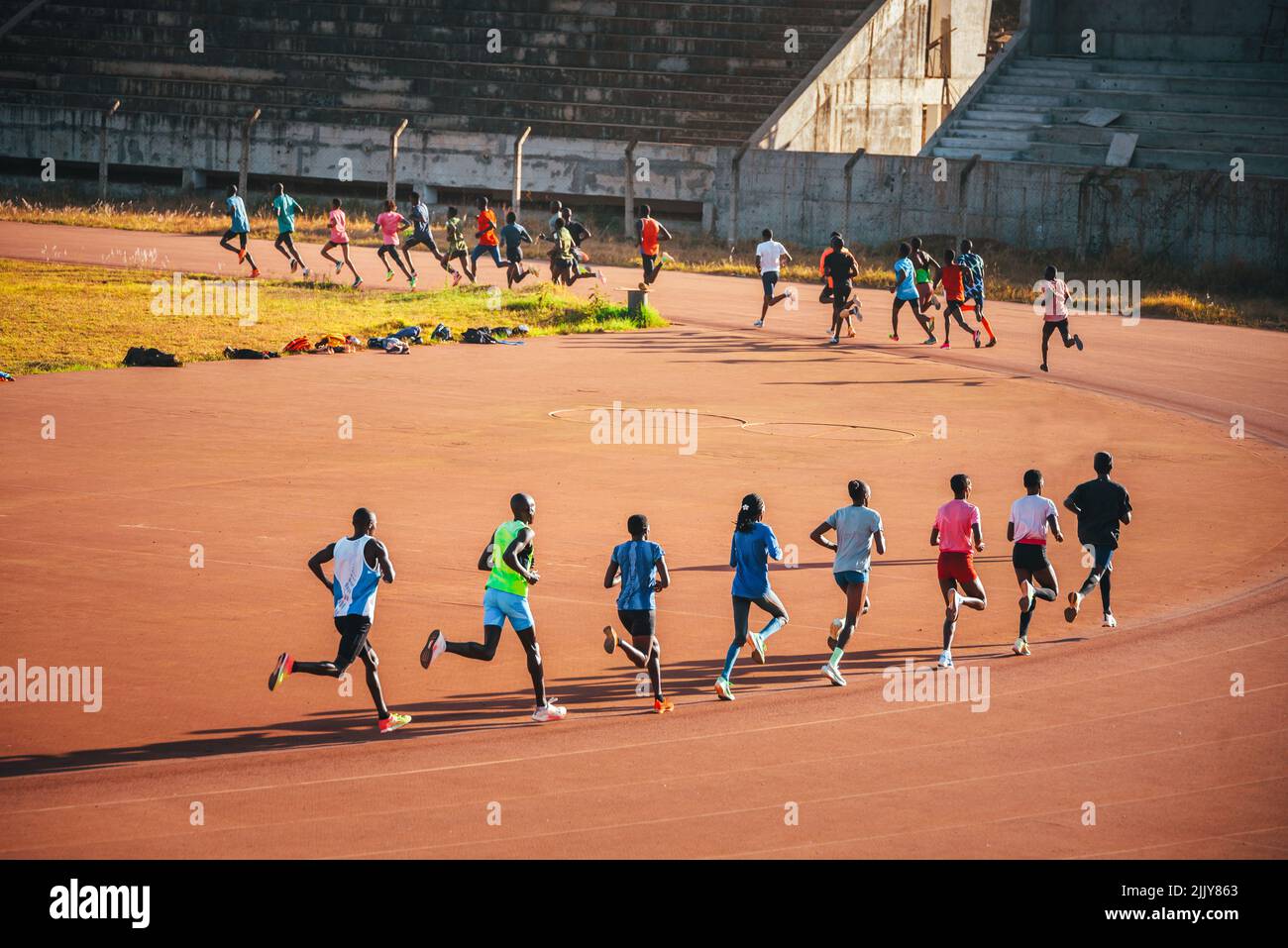 Kenianische Läufer trainieren am Morgen auf der Leichtathletik-Strecke in Eldoret. Illustration Foto für Marathon, Laufen und Leichtathletik. Track and Field Trai Stockfoto