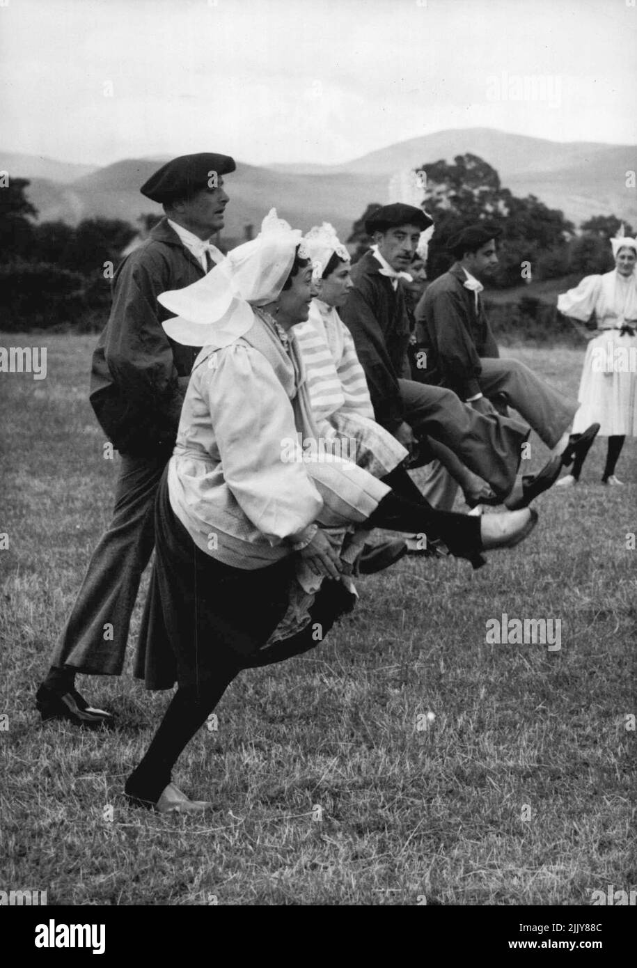 Eisteddfod Tänzer aus Frankreich -- 'Le Nouch' Volkstänzer aus der Provinz Du Poitou, Frankreich im Llangollen International Musical Eisteddfod, Nordwales, Juli 6. 16. Juli 1954. (Foto von Associated Press Photo). Stockfoto