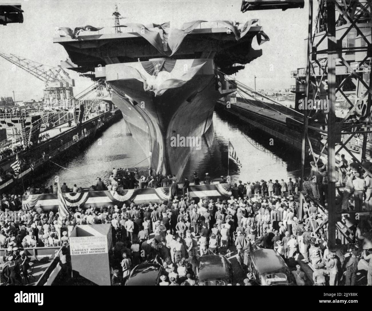 Flugzeugträger Midway gestartet -- Newport News, VA., - der weltweit größte Flugzeugträger U.S.S. Midway, oben abgebildet, wurde hier von Mrs. Bradford Williams Ripley II. Aus Dayton, O., Witwe eines Navy-Leutnants, der *****, getauft Sein Leben bei einem Flugzeugabsturz im Pazifik. Das Schiff wurde nach der Schlacht von Midway benannt. 20. März 1945. (Foto von ACME Photo). Stockfoto