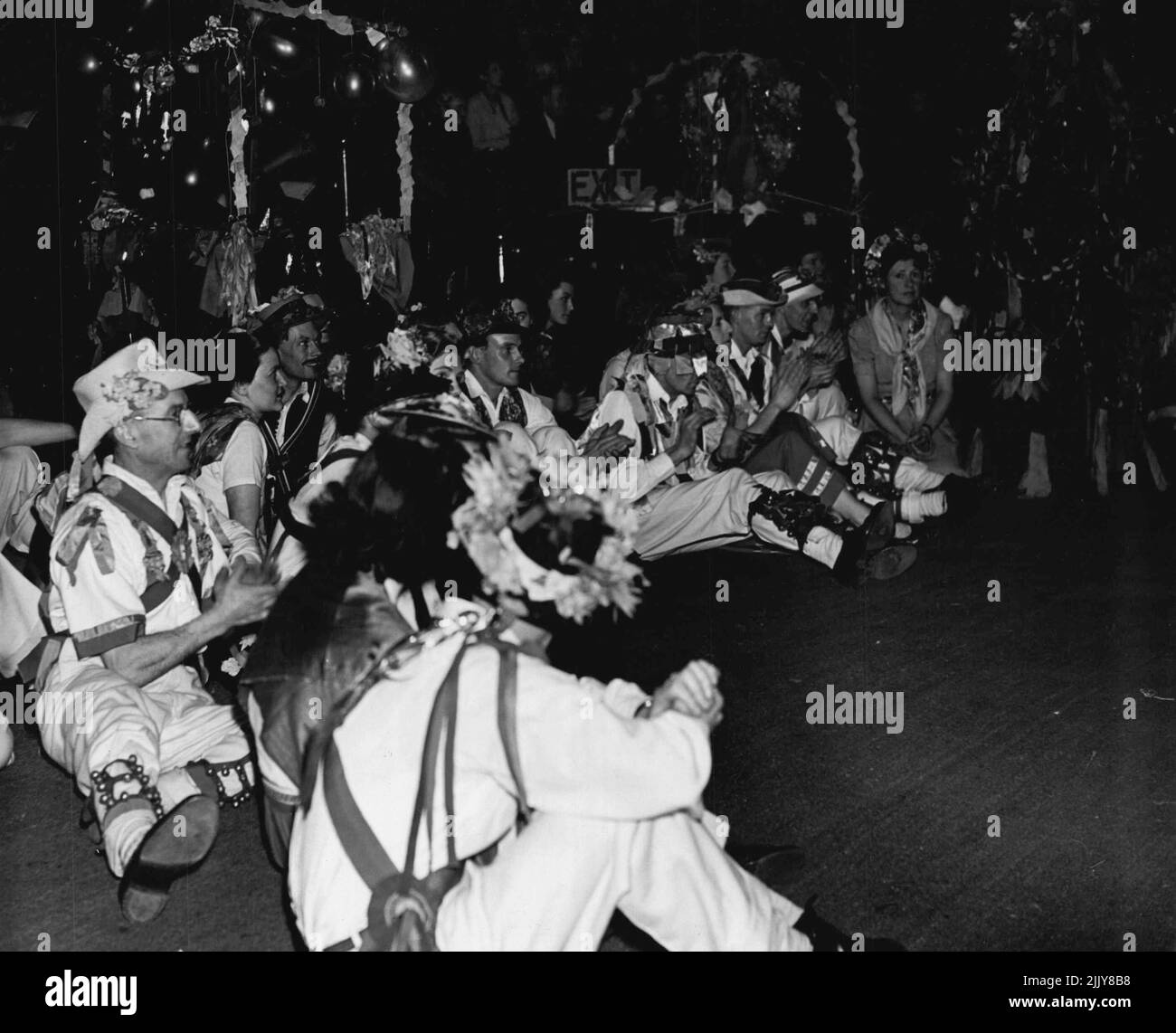 Folk Dancing Festival -- um den Saal herum applaudieren ruhende Tänzer anderen im Zentrum der Arena. 23. März 1948. (Foto von Pictorial Press). Stockfoto