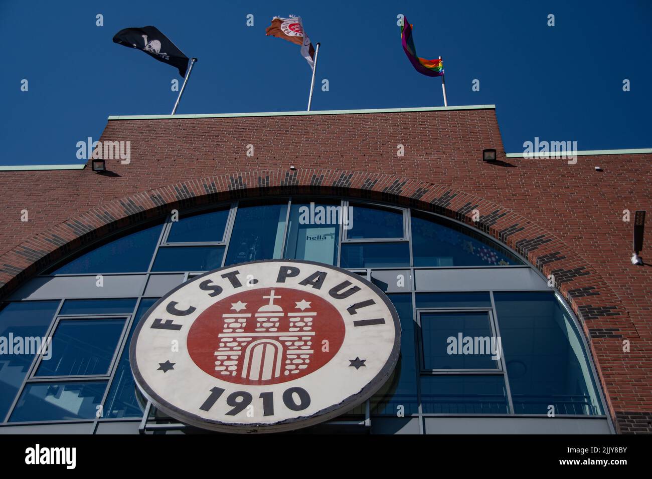 Hamburg, Deutschland 23. Juni 2022, das Logo des Fußballvereins FC ST. Pauli am Eingang zum Millerntor-Stadion Stockfoto