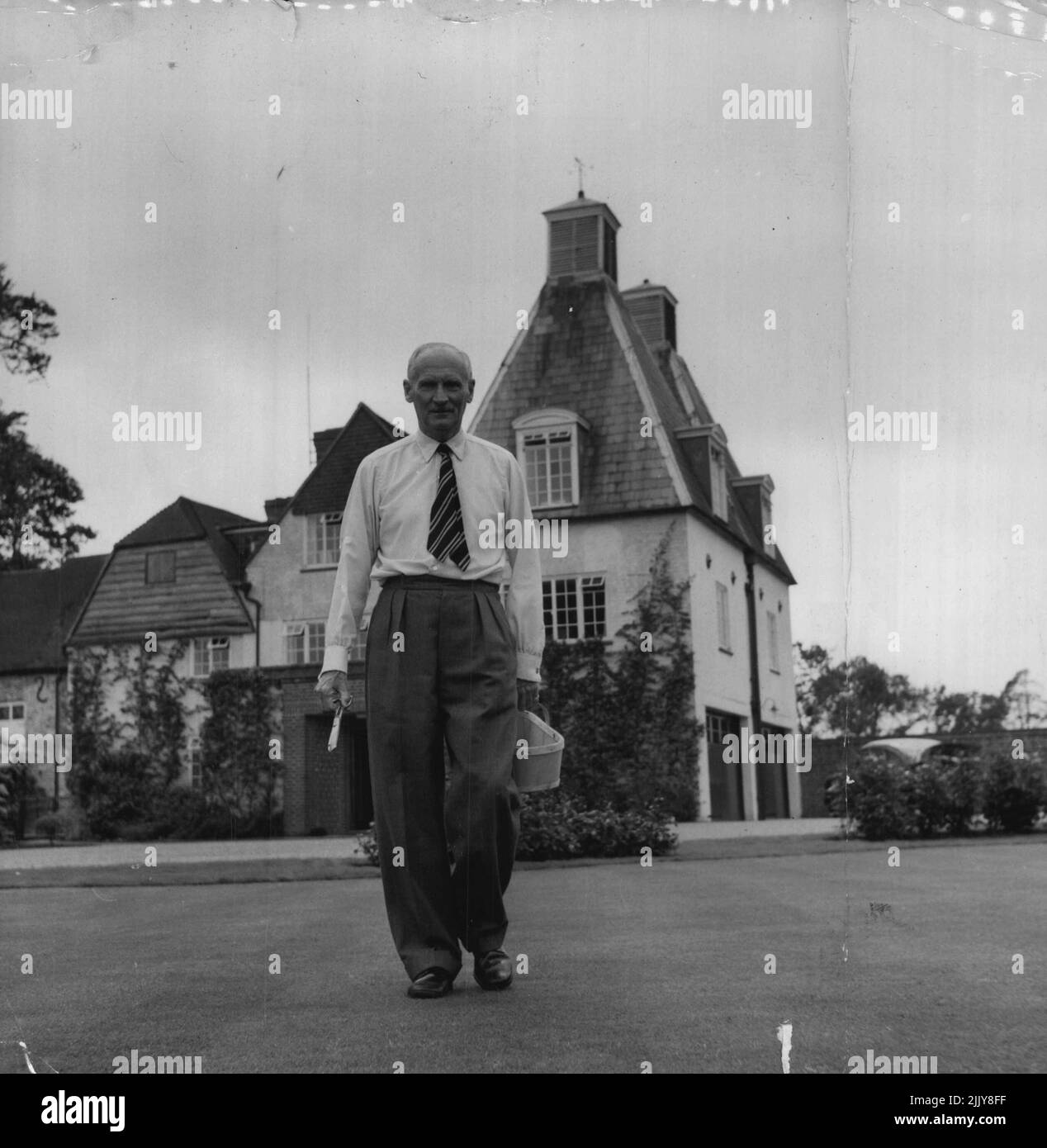 Field Marshal Viscount Montgomery: In Isington Hampshire hat sich der Field Marshal in einem alten Einkaufszentrum als sein Zuhause verwandelt. Viel Geld und Sorgfalt ist in die Anlage und den Garten, durch den der Rver Wey fließt, eingeflossen. Der Fluss diente einst als Antrieb für die Mühle. Der Feldmarschall ist ein eifriger Töpfer im Garten und verbringt seine Freizeit damit, tote Blumen zu schneiden und zu beschneiden. 10. Januar 1955. (Foto von Jack Esten). Stockfoto