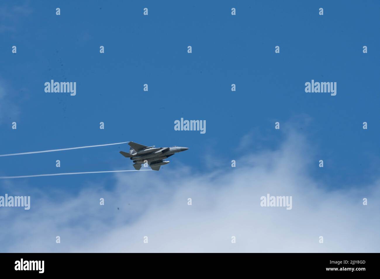 Ein F-15C Adler-Kampfjet führt einen Streiflauf auf dem Pine Castle Bombenanschlag in Altoona, Florida, 27. Juli 2022 durch. Straffing zu bedeutet, wiederholt mit Bomben oder Maschinengewehrfeuer von niedrig fliegenden Flugzeugen anzugreifen. Die dem Wartungsgeschwader 125., Florida Air National Guard, zugewiesenen Flieger wurden eingeladen, die von Piloten regelmäßig im Rahmen eines routinemäßigen Flugtrainings durchgeführten Strafe-Läufe miterleben zu können. (USA Foto der Air National Guard von Tech. Sgt. Chelsea Smith) Stockfoto