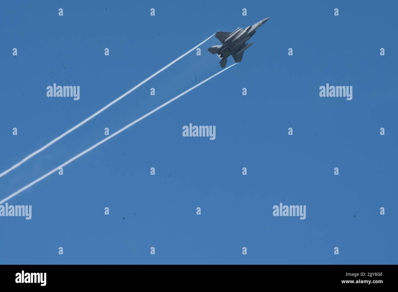 Ein F-15C Adler-Kampfjet führt einen Streiflauf auf dem Pine Castle Bombenanschlag in Altoona, Florida, 27. Juli 2022 durch. Straffing zu bedeutet, wiederholt mit Bomben oder Maschinengewehrfeuer von niedrig fliegenden Flugzeugen anzugreifen. Die dem Wartungsgeschwader 125., Florida Air National Guard, zugewiesenen Flieger wurden eingeladen, die von Piloten regelmäßig im Rahmen eines routinemäßigen Flugtrainings durchgeführten Strafe-Läufe miterleben zu können. (USA Foto der Air National Guard von Tech. Sgt. Chelsea Smith) Stockfoto