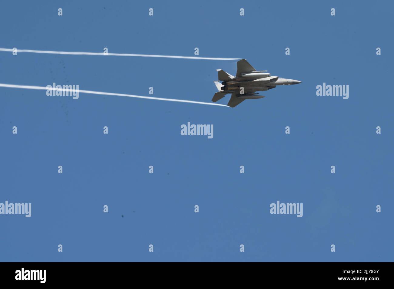 Ein F-15C Adler-Kampfjet führt einen Streiflauf auf dem Pine Castle Bombenanschlag in Altoona, Florida, 27. Juli 2022 durch. Straffing zu bedeutet, wiederholt mit Bomben oder Maschinengewehrfeuer von niedrig fliegenden Flugzeugen anzugreifen. Die dem Wartungsgeschwader 125., Florida Air National Guard, zugewiesenen Flieger wurden eingeladen, die von Piloten regelmäßig im Rahmen eines routinemäßigen Flugtrainings durchgeführten Strafe-Läufe miterleben zu können. (USA Foto der Air National Guard von Tech. Sgt. Chelsea Smith) Stockfoto