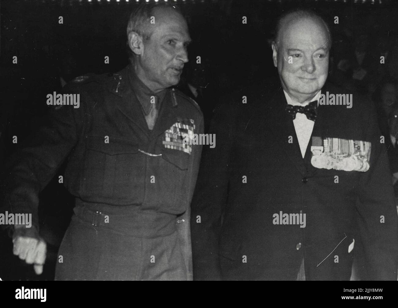 ned-Kriegsführer lächelten zusammen, Feldmarschall Viscount Montgomery von Alamein (links) und Herr Winston Churchill bei der Wiedervereinigung von acht Veteranen der Armee und der Desert Air Force in der Empress Hall, Earl's Court, London, heute Abend. Der Feldmarschall Viscount Montgomery von Alamein, der Kommandant der britischen Achten Armee bei seiner erfolgreichen Offensive bei El Alamein im Oktober 1942, Und Winston Churchill, der Premierminister der Kriegszeit, war Ehrengast bei der Wiedervereinigung von acht Veteranen der Armee und der Desert Air Force in der Empress Hall, Earl's Court, London, heute Abend (Freitag). 21. Oktober 1949. Stockfoto