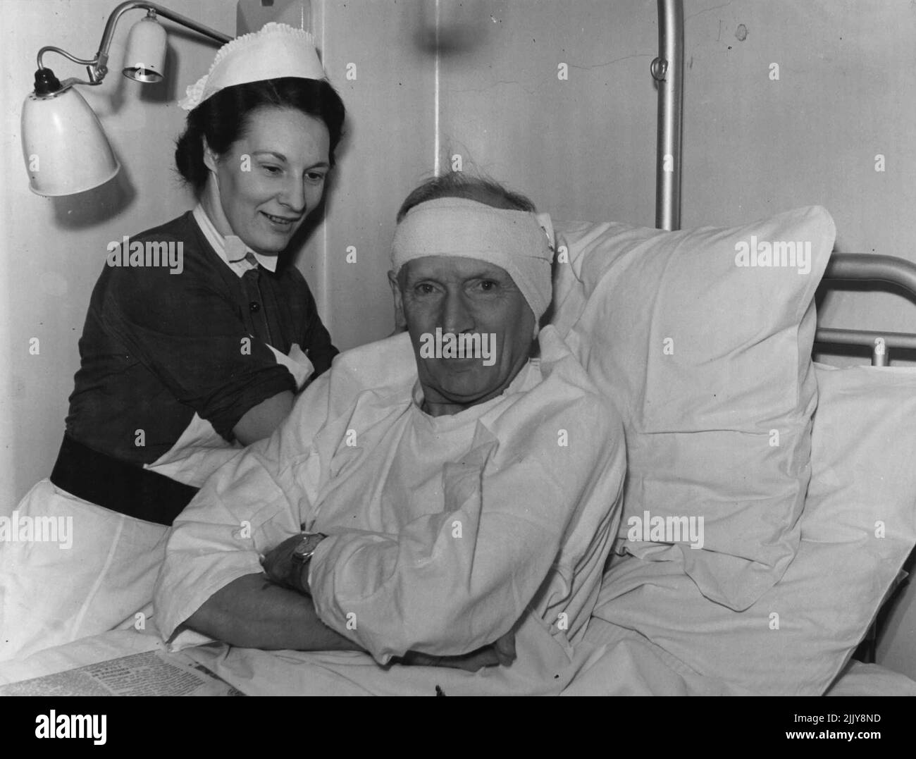 Zwei Stunden nach einer Operation im King Edward VII Krankenhaus für Offiziere in London, die heute im Bett lag, lächelt er. Ihm wurde ein Maulwurf vom Hinterkopf entfernt. Nachdem Lord Montgomery eine Tasse Tee getrunken und einen Apfel gegessen hatte, sagte er: „Ich machte mir keine Sorgen um diesen Maulwurf, der nur etwa die Größe eines dreigroschenbissen hatte, aber es war ein schwarzer Maulwurf und ein Arzt sagte, dass er entfernt werden sollte. Lord Montgomery sagte, dass ihm die leichte Operation die Möglichkeit geben würde, zwei Tage im Bett zu verbringen – eine Sache, die er für fast unmöglich gehalten hatte. 1. Oktober 1955. (Foto von Evening Standard Picture). Stockfoto