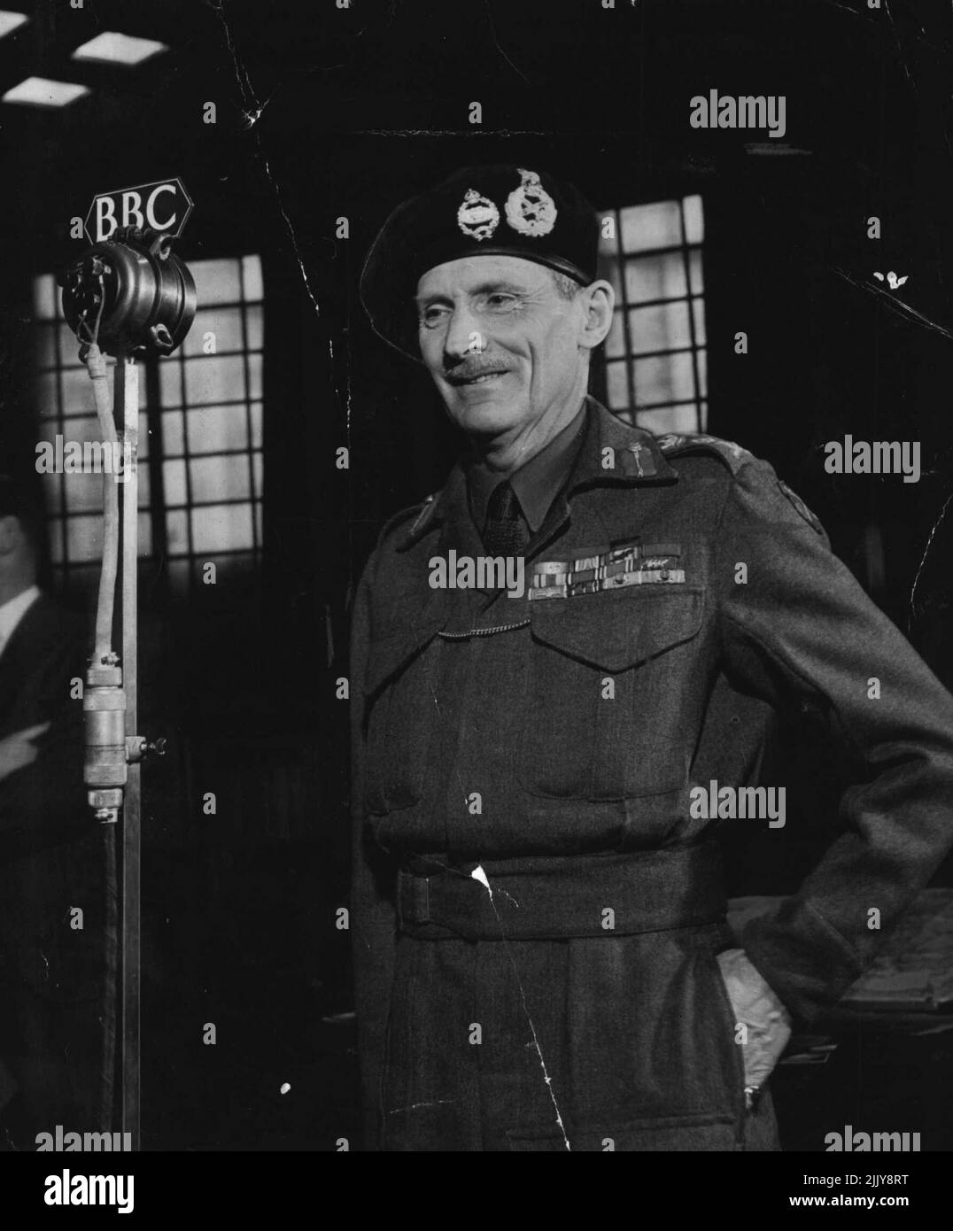 Roadcasting House - am 3.. April stattete General Montgomery einen privaten Besuch im Broadcasting House ab, wo er eine Sendung ansah, an einer Aufzeichnung des BRAINS Trust teilnahm und den Kontrollraum sah. Ihm wurde auch eine Ausstellung tragbarer Aufnahmesequipments gezeigt, die von BBC-Kriegskorrespondenten entwickelt wurden. Der General zeichnet eine Nachricht an die BBC auf. Dies ist der echte Feldmarschall Montgomery - Ein Gesicht, von dem der Feind so gut wusste, dass es am nächsten Tag passieren würde. Der Filmmann der Armee war Oberst Lester. Der Oberst kam zurück ***** Das Ende der Welt zu sein, wenn er es tat.“ „Wie?“. 9. Juli 1944. Stockfoto