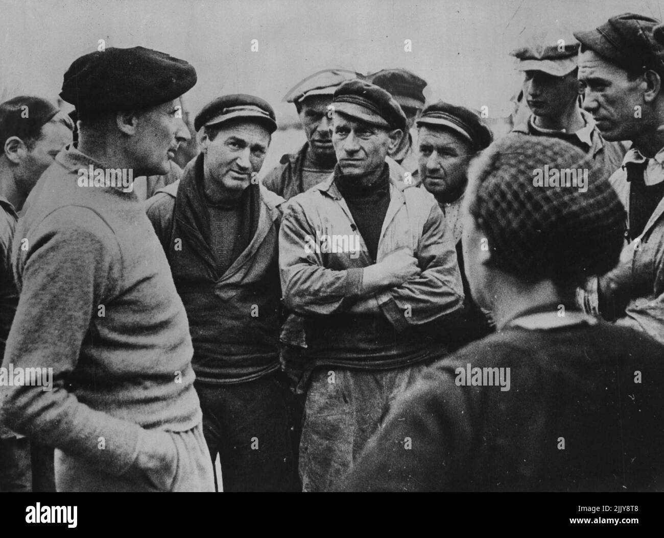 Befreiung Europas. General Montgomery besucht den gefangenen französischen Hafen - General Montgomery spricht mit französischen Fischern. General Montgomery besuchte kürzlich einen der ersten kleinen Häfen in der Normandie, die von alliierten Truppen erobert wurden. Der General sprach mit dem Marine- und Militäroffizier und einigen lokalen Fischern. Er erhält Informationen aus erster Hand über die vom Hafen angebotenen Einrichtungen. 4. September 1944. (Foto von London News Agency Photos Ltd.). Stockfoto