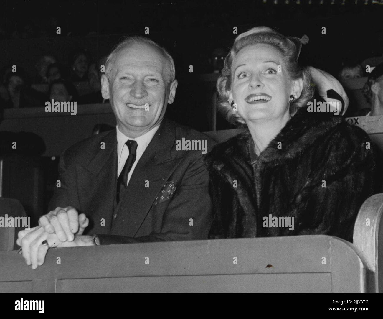 Monty hält Ein Versprechen -- Feldmarschall Viscount Montgomery und Constance Moore genießen heute den Zirkus in Olympia. Feldmarschall viscount Montgomery hielt heute ein Versprechen, als er den amerikanischen Cabaret-Sänger Constance Moore zur Eröffnung des Bertram Mills Circus in Olympia begleitete. Das Versprechen wurde im Liner Queen Mary auf dem Weg nach Großbritannien gemacht, als Monty sagte, er würde die Regel seines Lebens brechen und einen Nachtclub besuchen, um sie singen zu hören und sie später in einen Zirkus mitnehmen. 20. Dezember 1955. (Foto von Paul Popper, Paul Popper Foto). Stockfoto