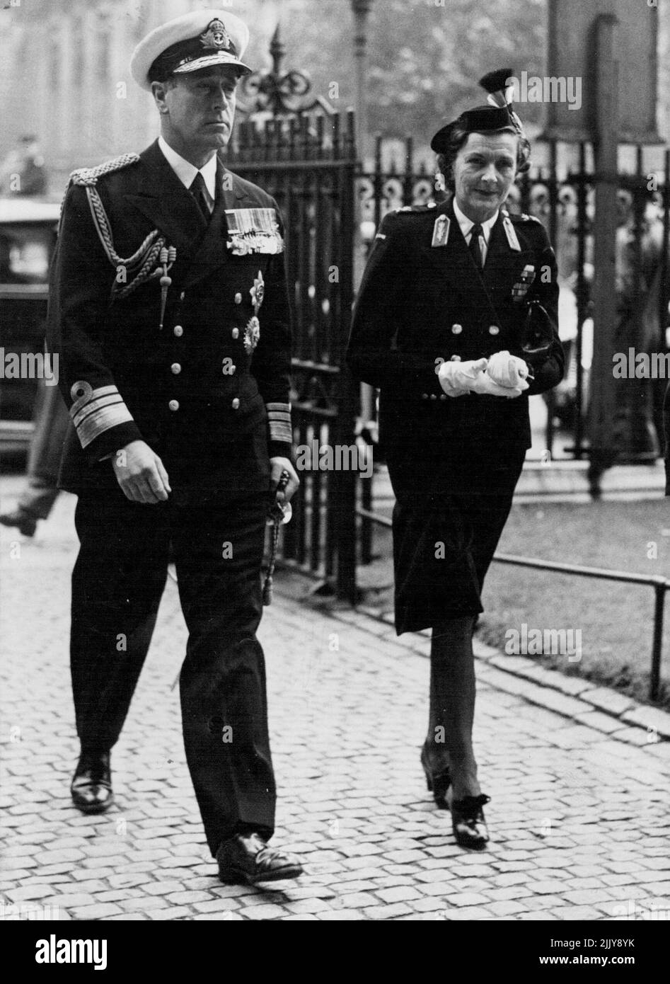 Der Mountbatten am London Memorial Service für Feldmarschall Smuts - Viscount und Viscountess Mountbatten kommen heute in Westminster Abbey an, um am Londoner Memorial Service für Feldmarschall Smuts teilzunehmen. Die Mountbattens kommen 1950 in Westminster Abbey an, um an einem Gedenkgottesdienst für Feldmarschall Smuts teilzunehmen. 26. September 1950. (Foto von Paul Popper Ltd.). Stockfoto