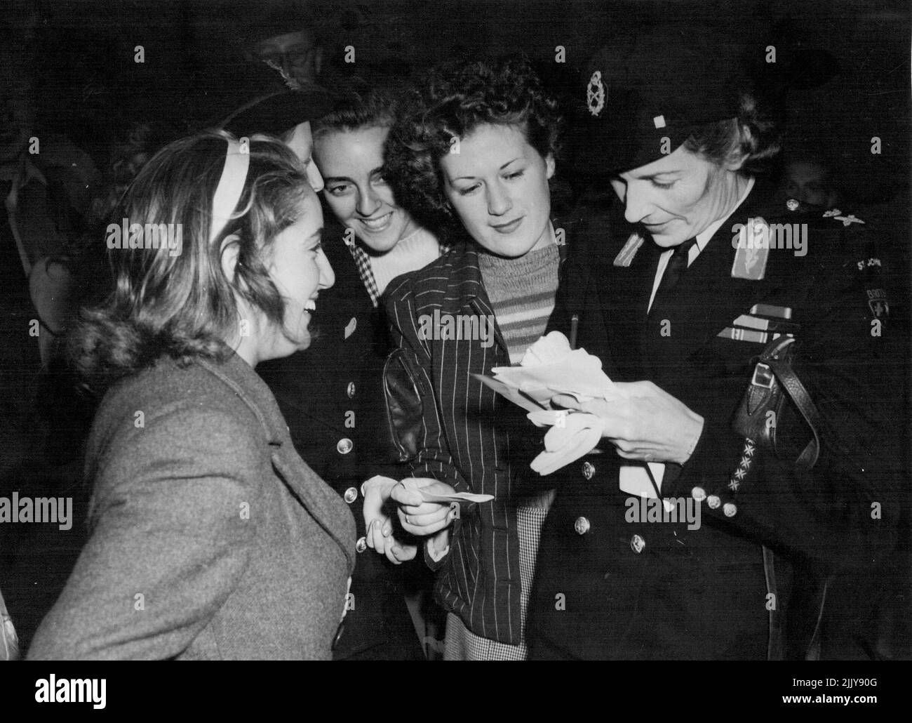 Autograph Jäger machen Heu, während die Mountbattens in Melbourne sind. Hier verpflichtet sich Lady Louis mit einem Lächeln für einige glückliche Stadtmädchen. 27. März 1946. Stockfoto